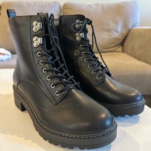 NWT, black Universal Thread combat boots. Never been worn!
